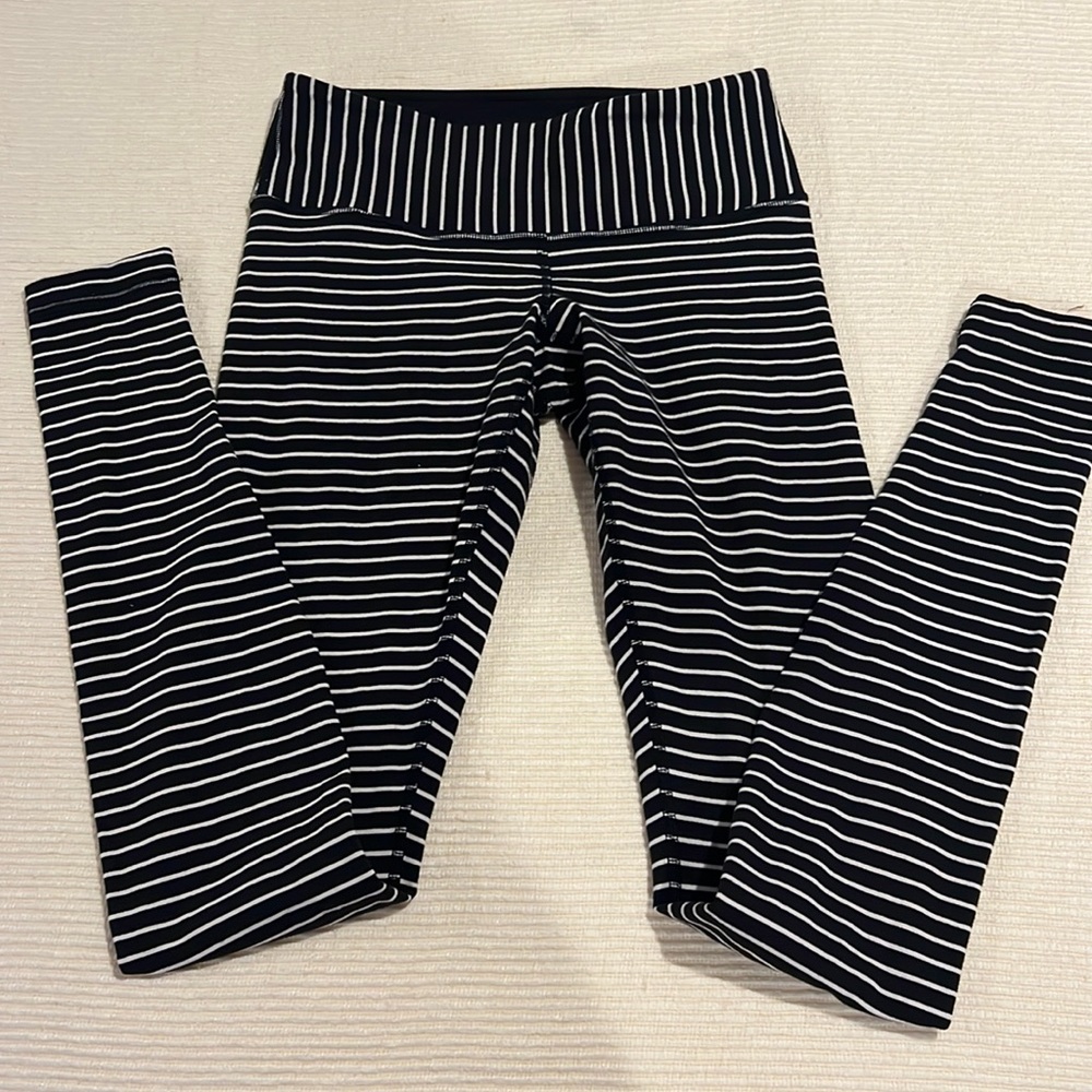 Lululwmon Size 4 black and white stripe leggings